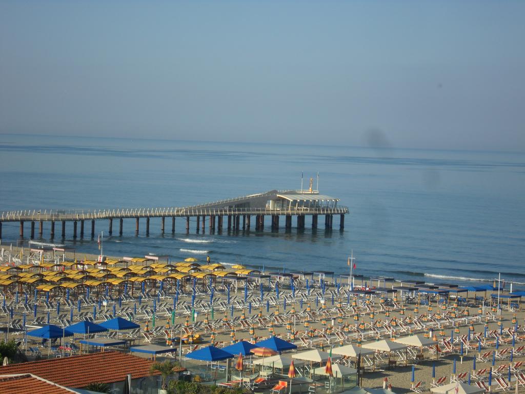 Hotel Margot Lido di Camaiore Exterior foto